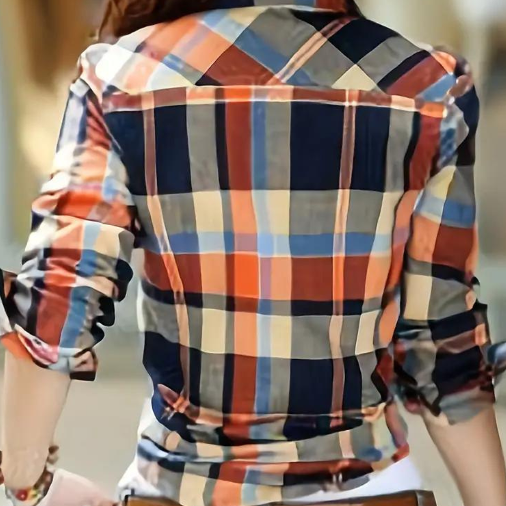 Frau in kariertem Hemd, blau-rot, Baumwolle, Freizeitmode, Rückansicht