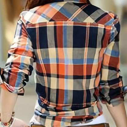 Frau in kariertem Hemd, blau-rot, Baumwolle, Freizeitmode, Rückansicht