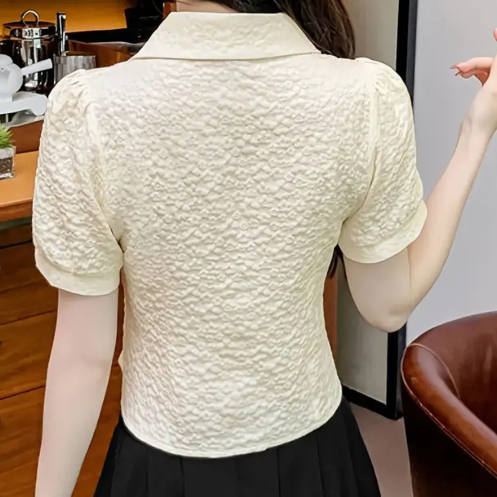 Damen Bluse cremefarben, kurzärmelig, strukturierter Stoff, elegantes Design, Büro Mode.