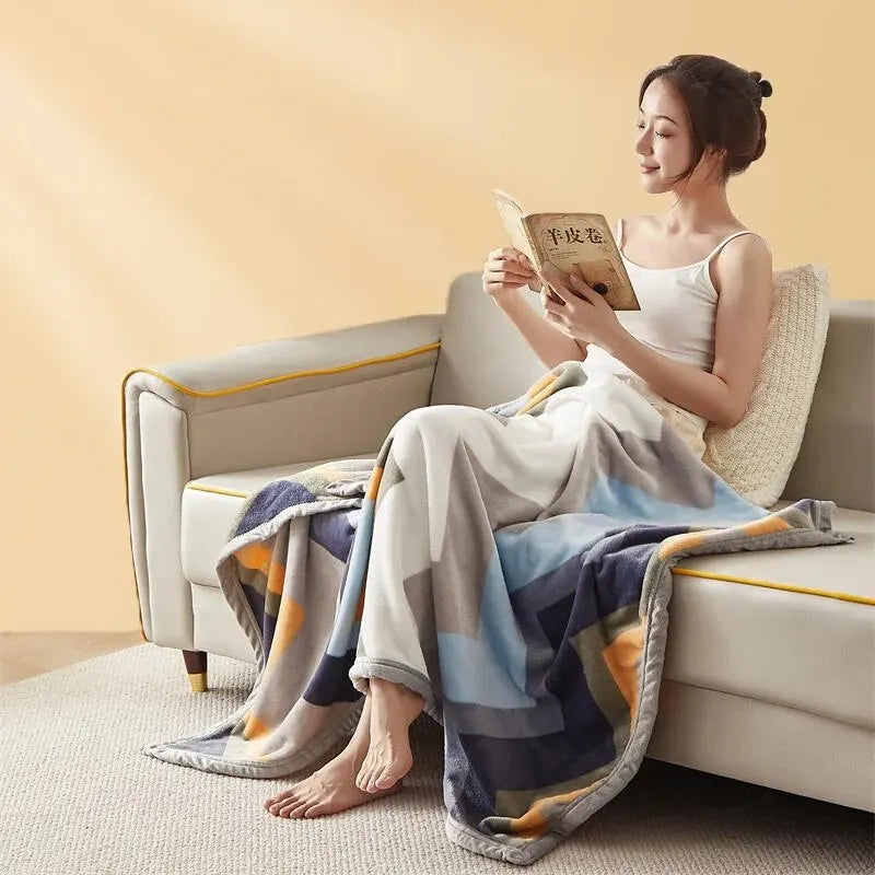 Frau liest auf Sofa mit bunter Kuscheldecke, gemütliches Wohnzimmer, Entspannung, Inneneinrichtung.