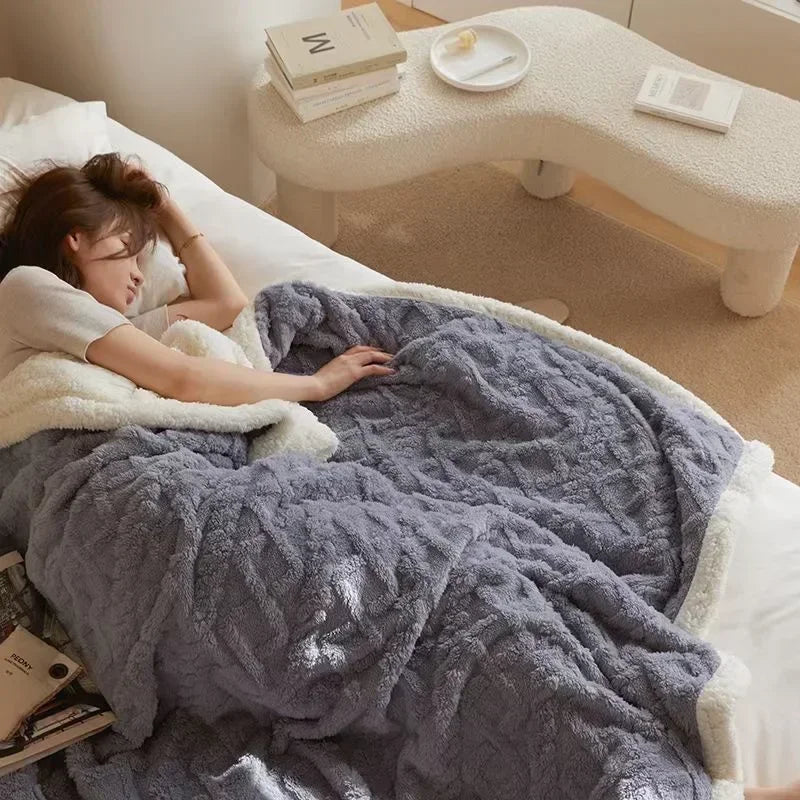 Frau schläft unter grauer, flauschiger Decke im Schlafzimmer, gemütliche Bettwäsche, Entspannung.