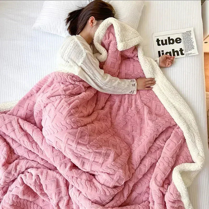 Frau schläft unter rosa Plüschdecke auf weißem Bett, hält Buch; gemütliche Schlafzimmer-Szene.