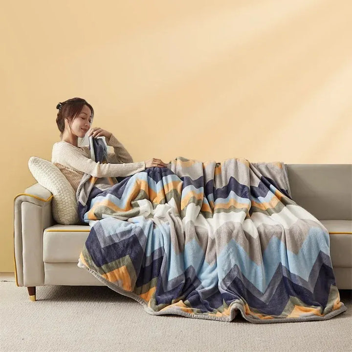 Frau auf Sofa mit bunter Zickzack-Decke, gemütlich, Wohnzimmer, moderne Einrichtung, Entspannung.