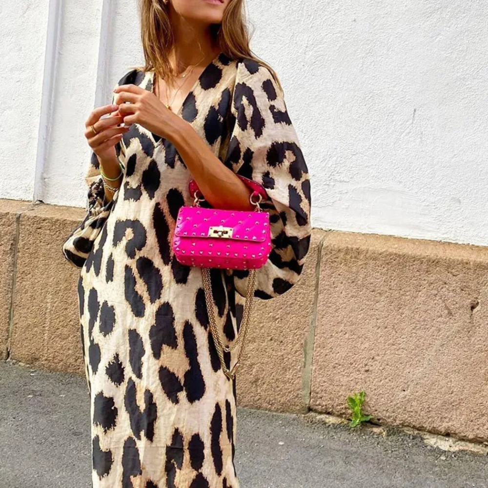 Frau in Leopardenkleid mit pinker Umhängetasche, modisch, trendig, Streetstyle, Sommermode.