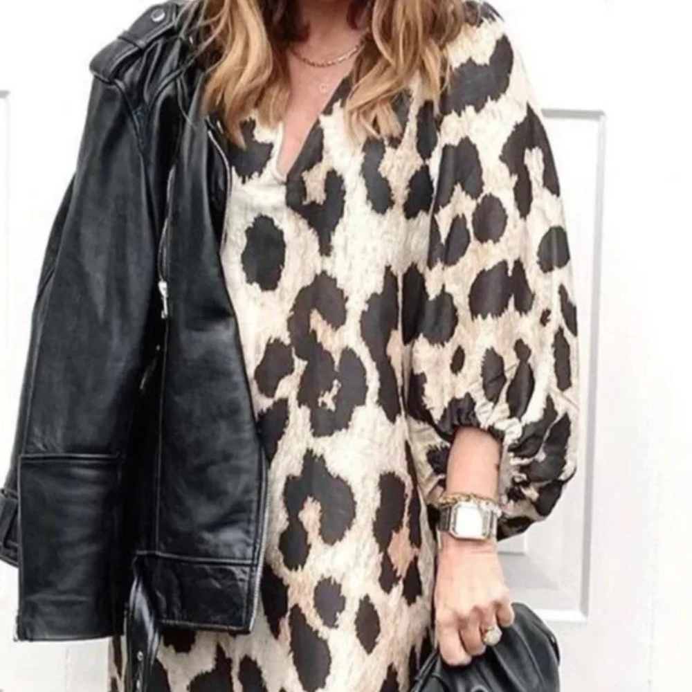 Frau in Leopardenkleid mit schwarzer Lederjacke, modisch, elegant, Herbstmode, Damenbekleidung.