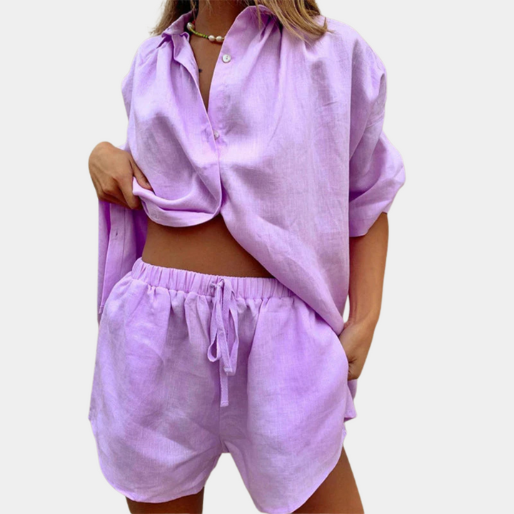 Frau in lila Leinen-Set, bestehend aus Hemd und Shorts, Sommermode, Freizeitkleidung.