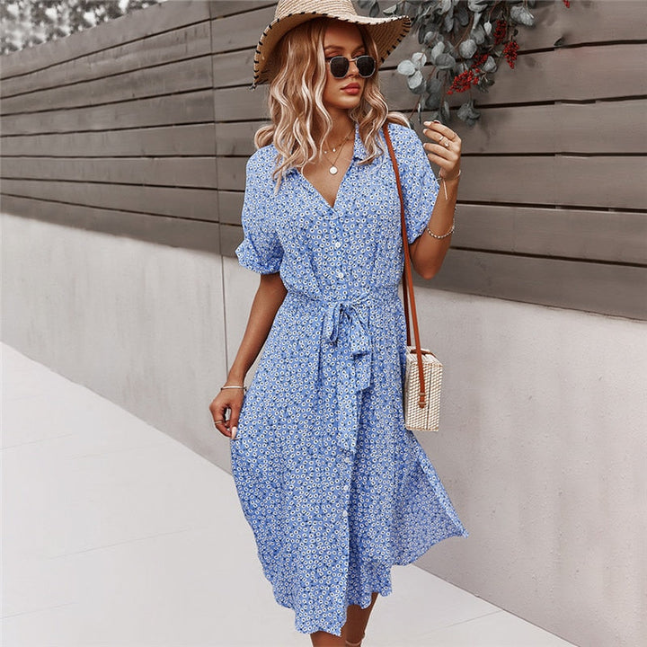 Vestido midi boho-chic com botões, mangas curtas, faixa na cintura e decote em V