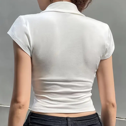 Frau in weißem T-Shirt, Rückansicht, kurzärmelig, eng anliegend, modisch, lässig.