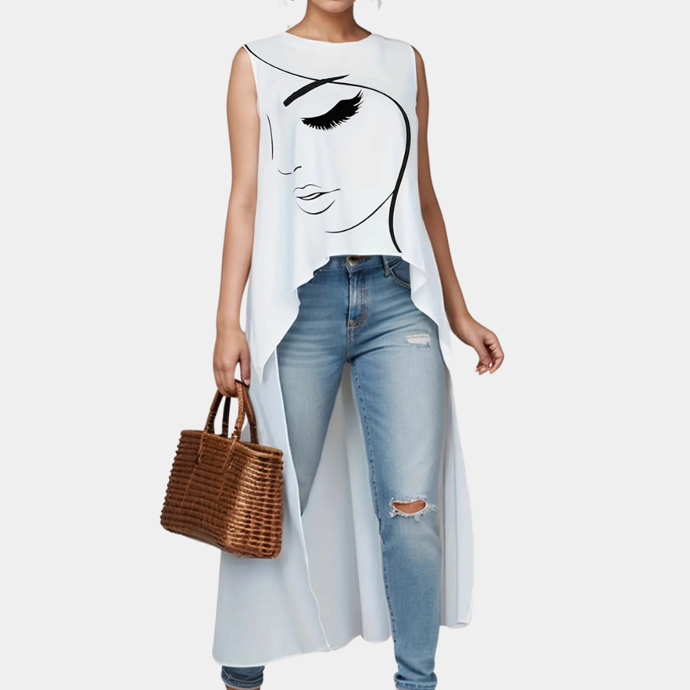 Frau in weißem asymmetrischem Top mit Gesichtsmotiv, blaue Jeans, braune Korbtasche.